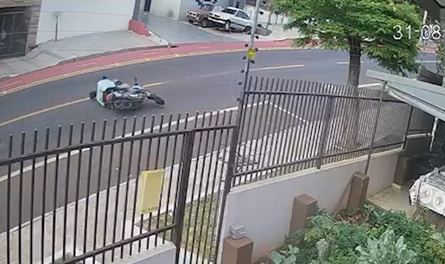 Câmeras flagram queda de motociclista que se enroscou em fios soltos no Floresta