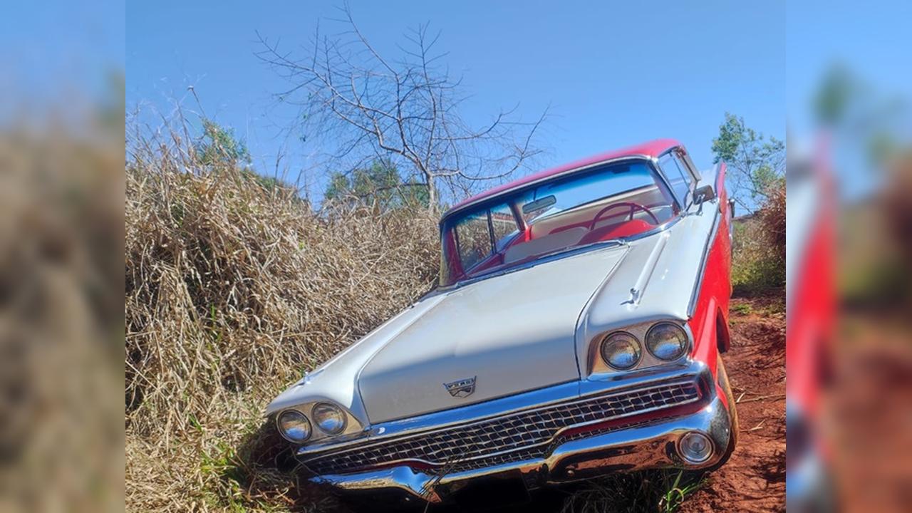 Ladrão furta Ford de 1959 e depois abandona carro em área de mata