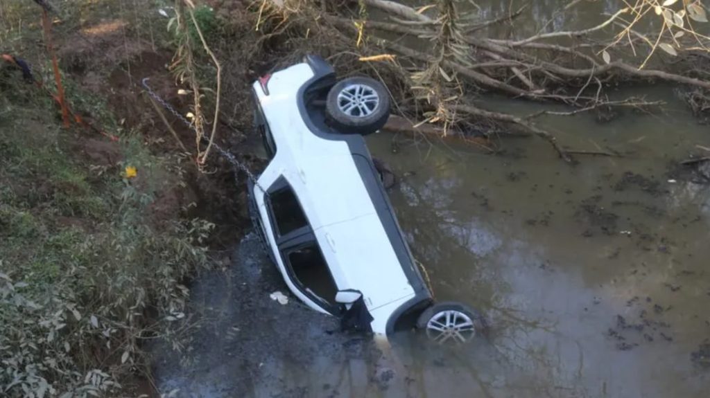 Tragédia no Paraná: Casal morre após caminhonete despencar de ponte
