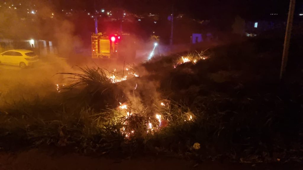 Bombeiros combatem incêndio em área de vegetação no Jardim Alvorada