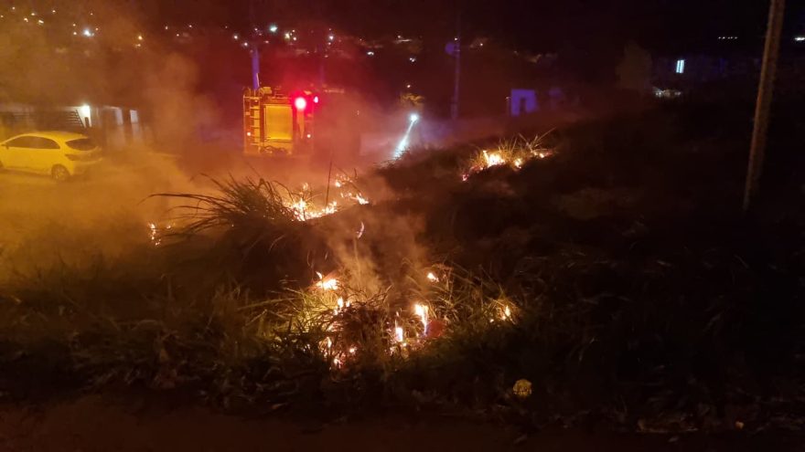 Bombeiros combatem incêndio em área de vegetação no Jardim Alvorada