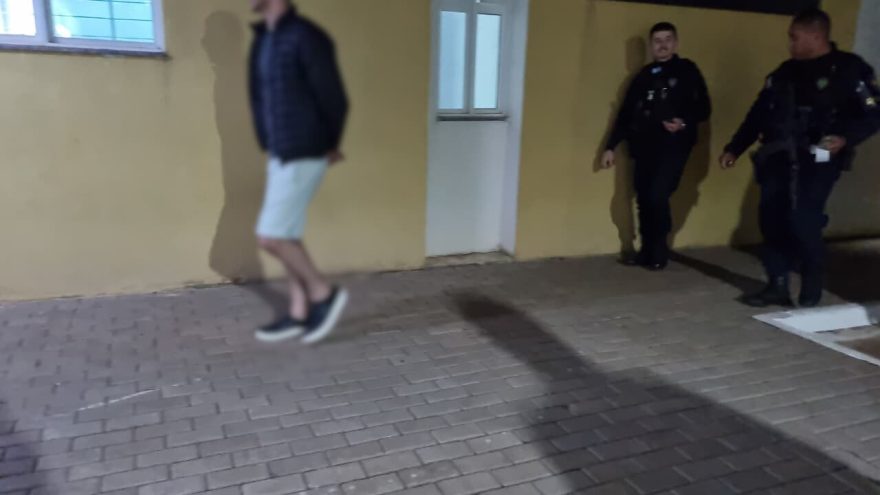 Palio irregular, maconha e bafômetro: madrugada agitada termina em detenção