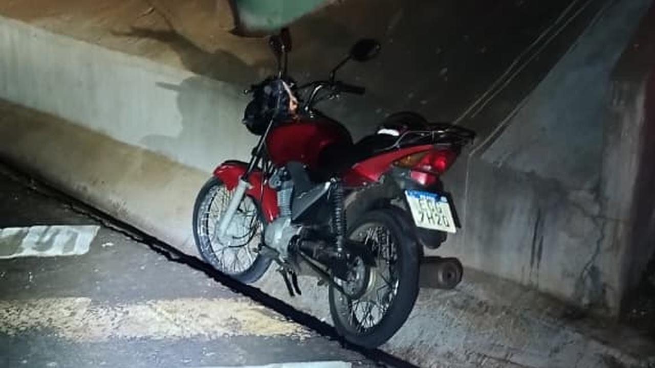 Motocicleta furtada é recuperada pela Polícia Militar às margens da PRc-467 em Cascavel Motocicleta furtada é recuperada pela Polícia Militar às margens da PRc-467 em Cascavel
