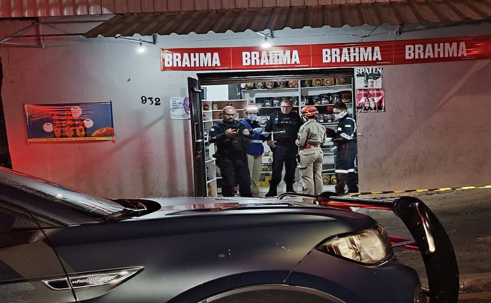 Adolescente é fuzilado por bando encapuzado em distribuidora de bebidas Adolescente é fuzilado por bando encapuzado em distribuidora de bebidas