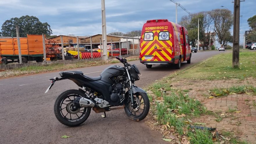 Jovem fica ferida após colisão entre carro e moto no Jardim Gramado