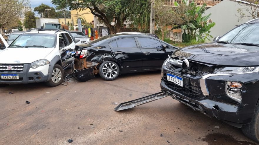 Acidente envolvendo três veículos interdita parcialmente cruzamento no Centro de Cascavel