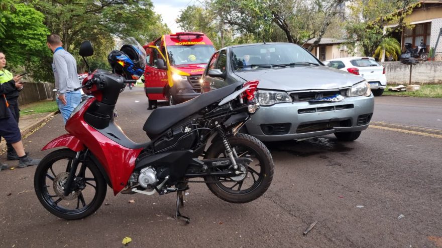 Na frente do Batalhão da PM, carro e moto se envolvem em colisão traseira