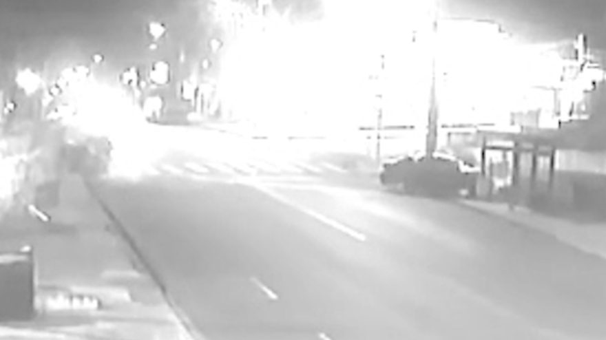 Câmera mostra carro destruindo ponto de ônibus após acidente no Periolo