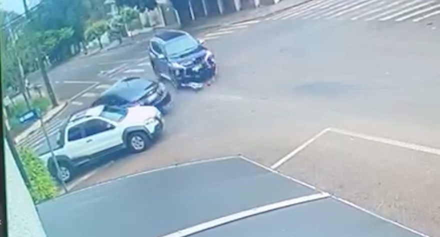 Câmera registra acidente em Cascavel: Civic é projetado contra Strada após colisão com Pajero
