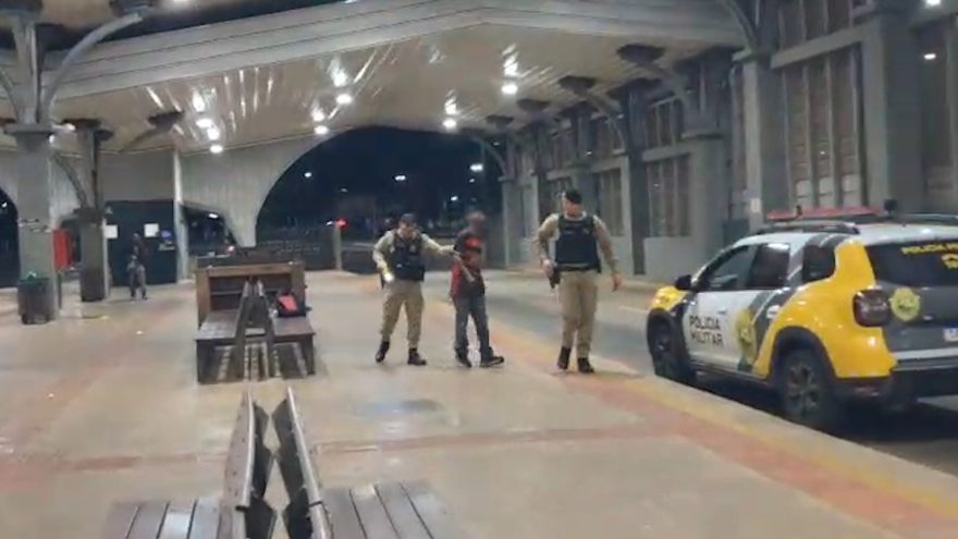Morador de rua ameaça desafeto com facão e é detido pela PM no Terminal Oeste em Cascavel