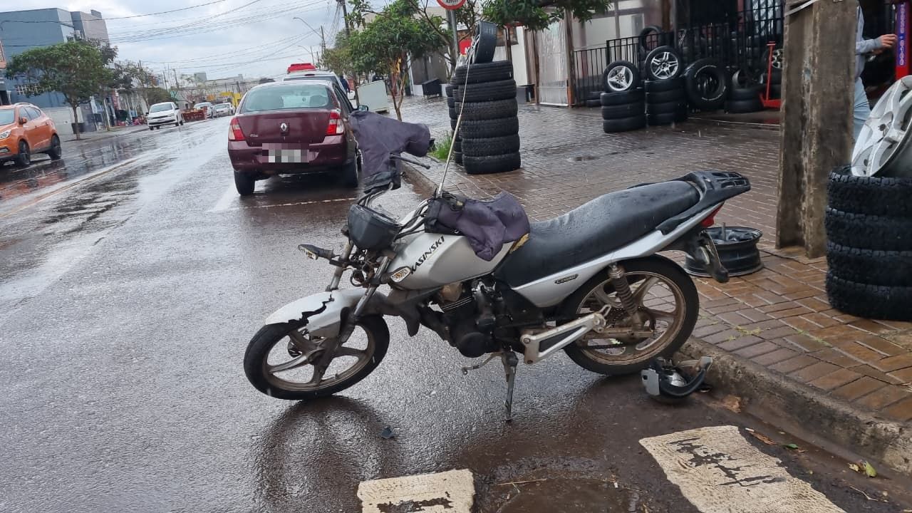 Com suspeita de fratura no quadril, motociclista é socorrida após acidente de trânsito no Floresta
