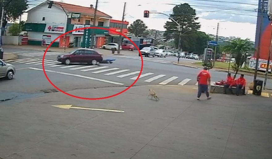 Pancada! Câmera registra colisão que deixou motociclista ferida no Floresta