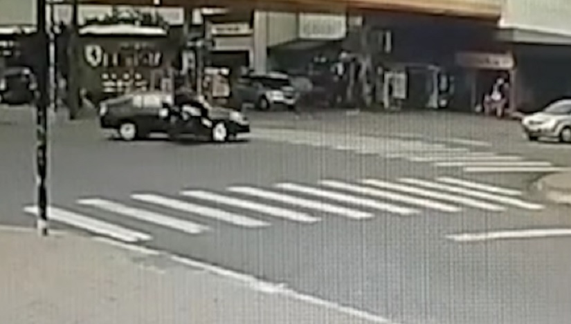 Por outro ângulo: câmera flagra acidente entre moto e Clio
