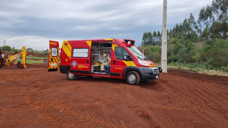 Homem é socorrido após ser atingido por retroescavadeira em Cascavel