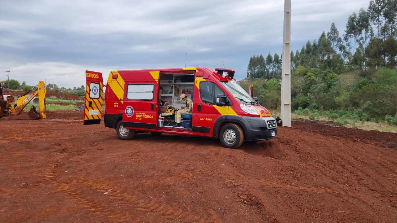 Homem é socorrido após ser atingido por retroescavadeira em Cascavel
