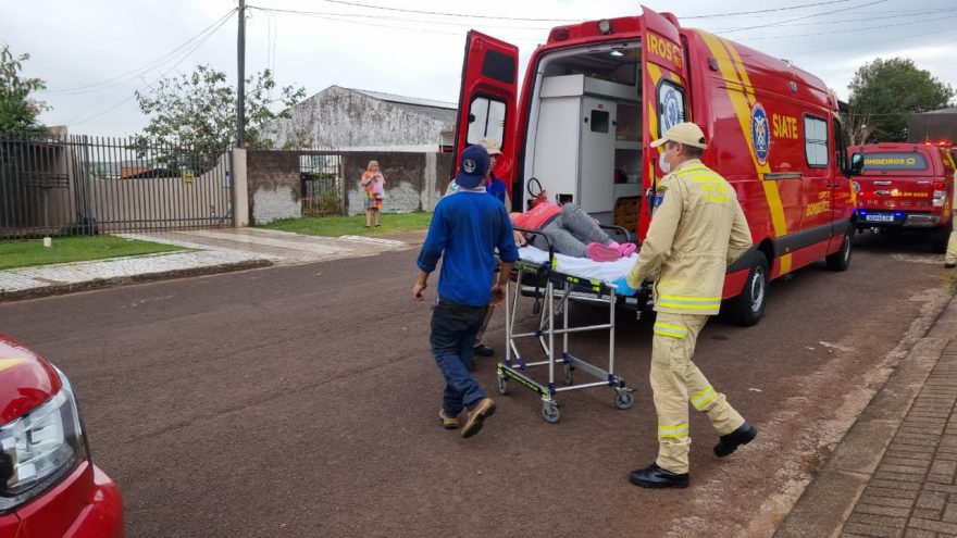 Esposa de homem que morreu ao cair de telhado passa mal e é socorrida pelo Corpo de Bombeiros