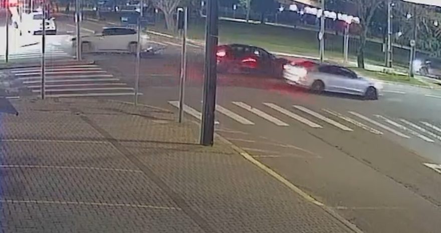 Câmera registra colisão entre motocicleta e BMW X1 no Centro de Cascavel