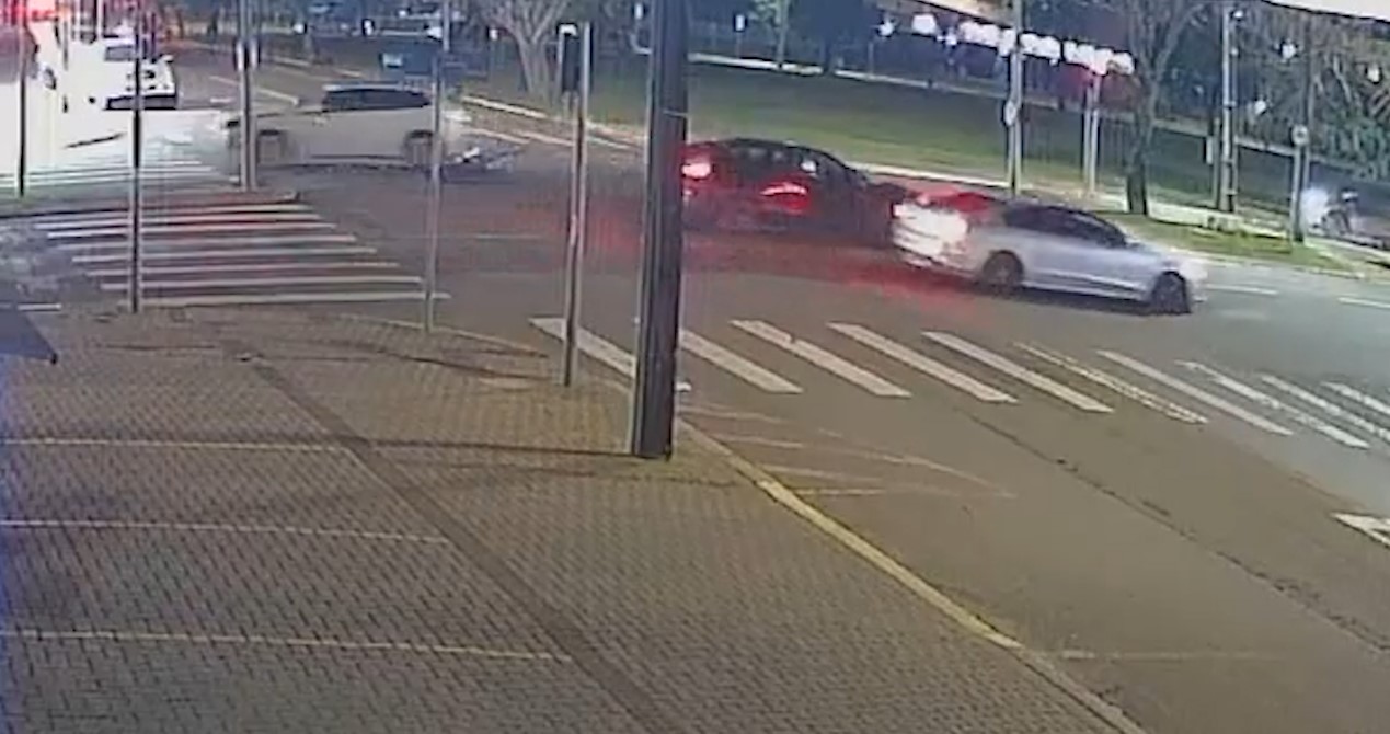 Câmera registra colisão entre motocicleta e BMW X1 no Centro de Cascavel