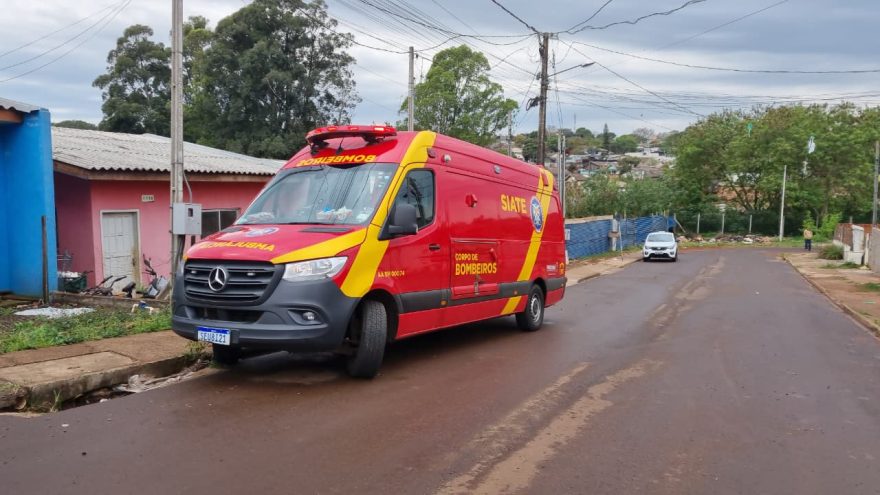 Idoso bate a cabeça após cair de telhado no Conjunto Abelha em Cascavel