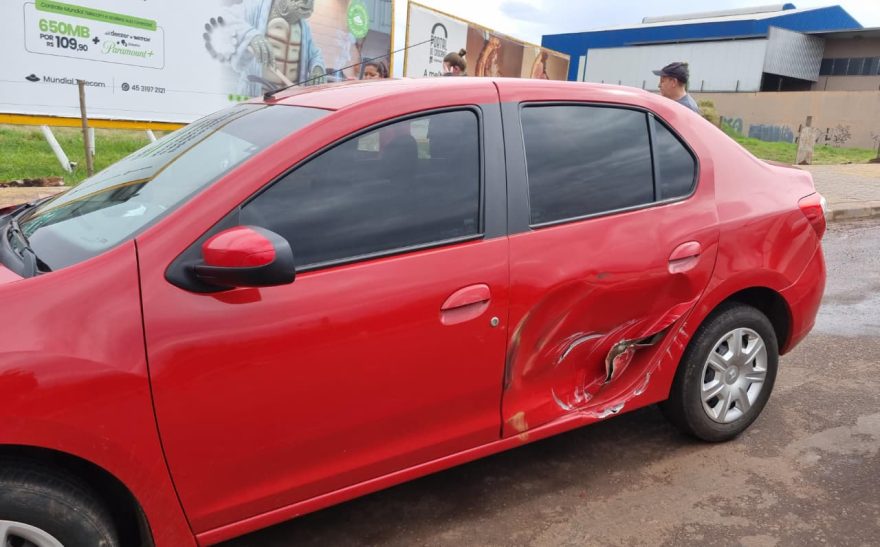 Acidente entre caminhão e carro é registrado na Rua Souza Naves