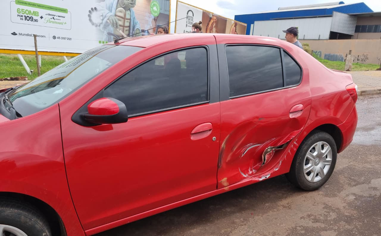 Acidente entre caminhão e carro é registrado na Rua Souza Naves