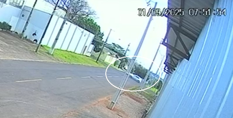 Câmera registra acidente entre carro e moto no Jardim Gramado, em Cascavel