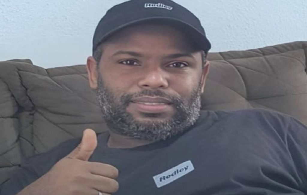 Saiba quem é o motoboy que foi baleado no pé por policial durante entrega de lanche