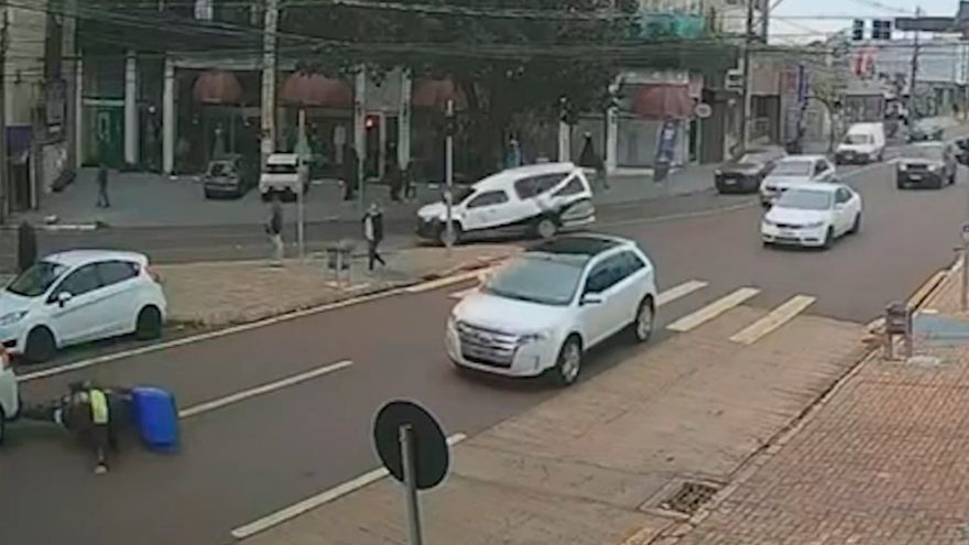 Motociclista cai após colisão traseira no Centro de Cascavel