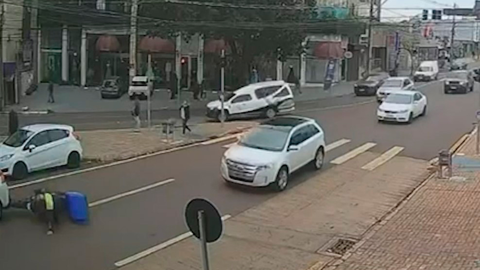 Motociclista cai após colisão traseira no Centro de Cascavel