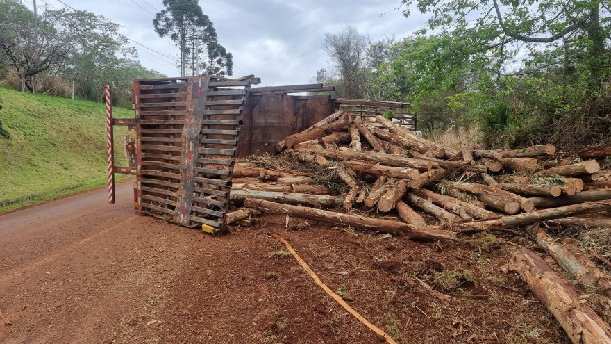 Caminhão carregado com toras tomba e motorista é socorrido pelo Siate na Estrada Alto São Salvador