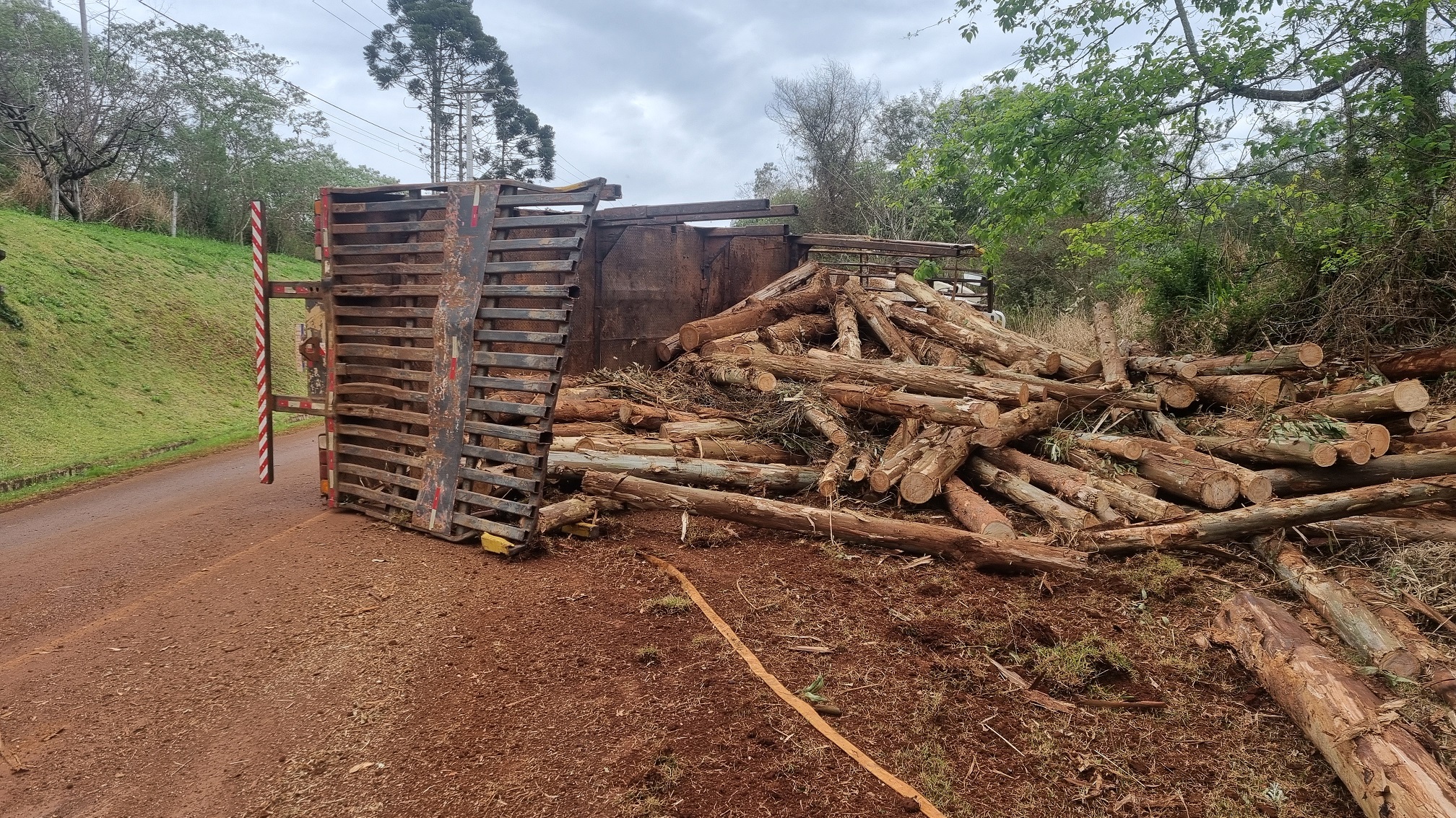Caminhão carregado com toras tomba e motorista é socorrido pelo Siate na Estrada Alto São Salvador