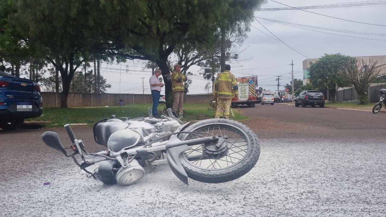 Moto pega fogo após colisão com Onix na Rua Ricieri Perin