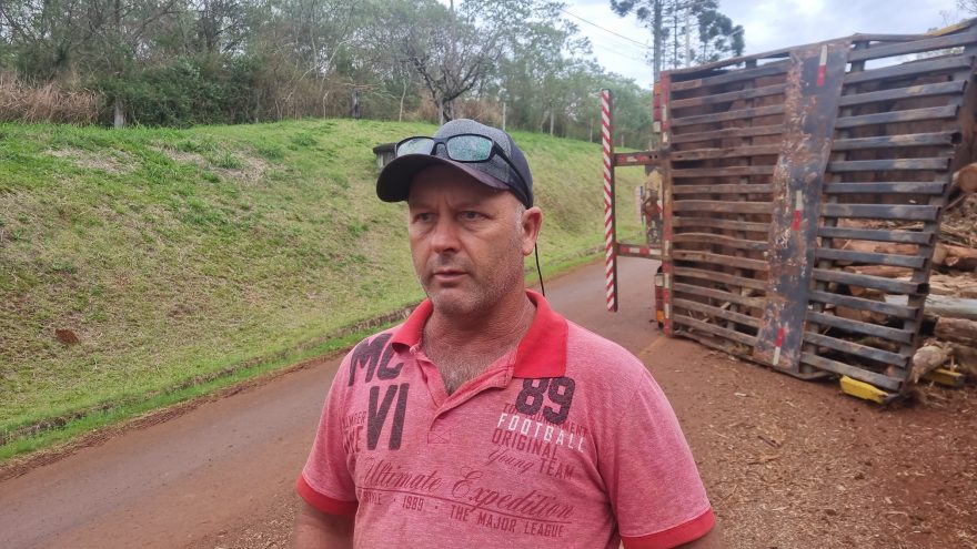 Morador pede redutor de velocidade em local que caminhão carregado com toras tombou