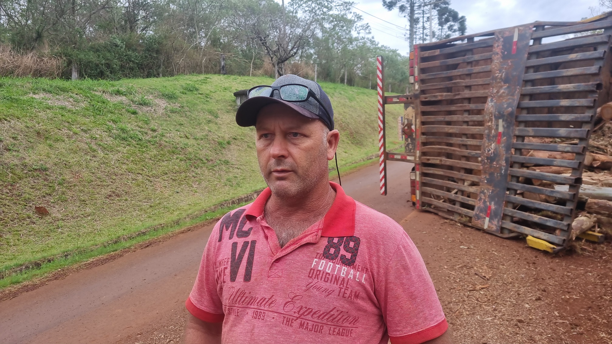Morador pede redutor de velocidade em local que caminhão carregado com toras tombou