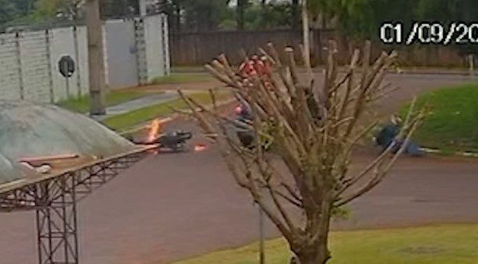 Por outro ângulo: Veja moto em chamas após acidente no Pioneiros Catarinenses