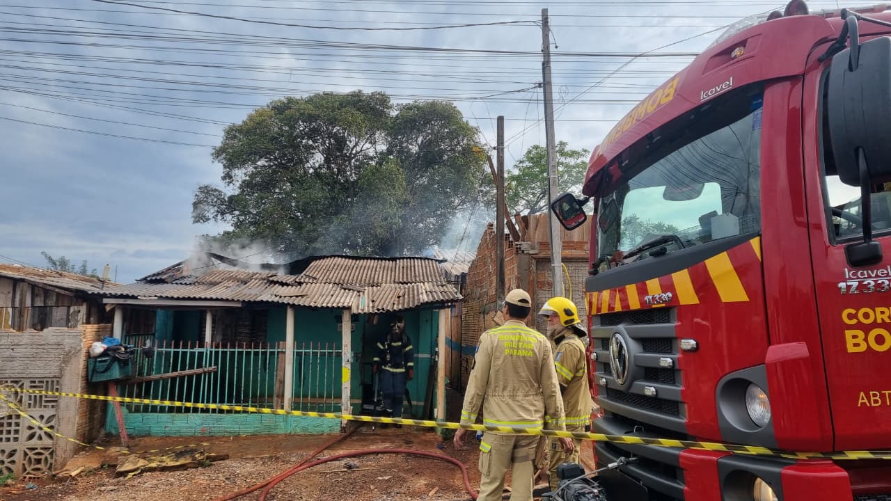 Incêndio destrói residência no Cascavel Velho