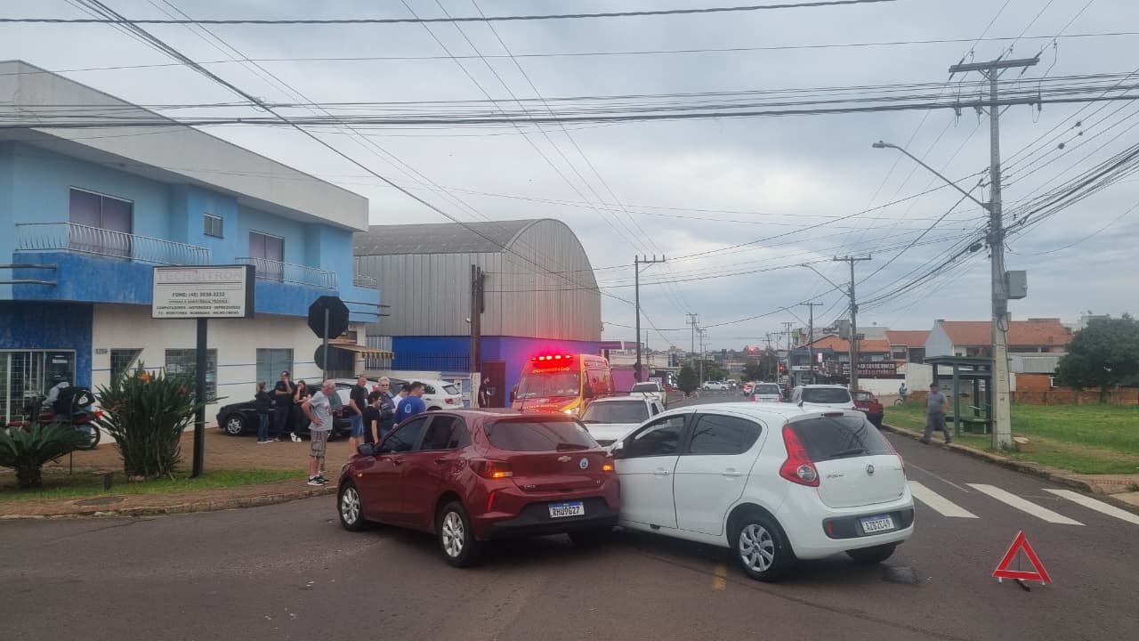 Mulher de 25 anos fica ferida após colisão tripla no bairro Coqueiral