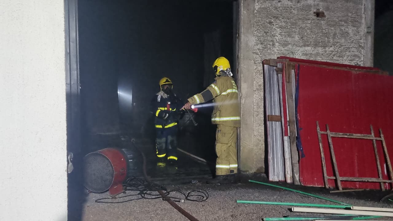 Fábrica de pintura pega fogo e causa fumaça intensa no bairro Canadá
