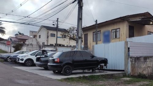 Carro despenca sobre mecânico e vítima escapa da morte por sorte