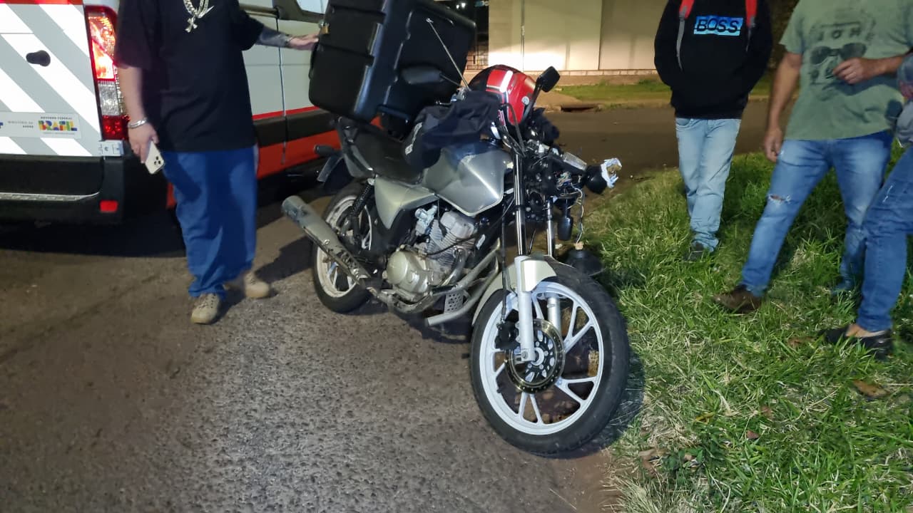 Jovem tem suspeita de fratura ao colidir moto contra caminhão no Pioneiros Catarinenses