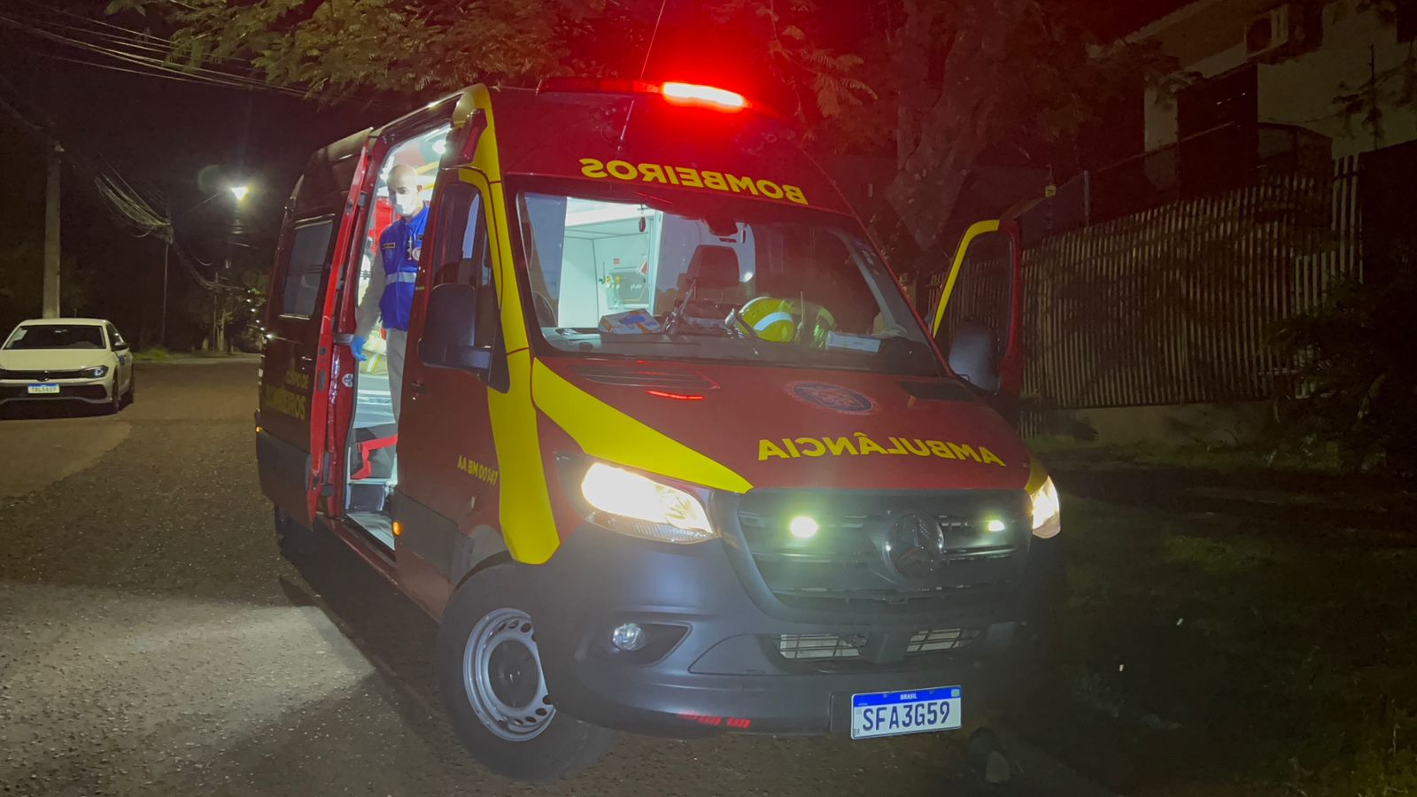Ciclista fere joelho e rosto ao sofrer queda na Rua Cassiano Jorge Fernandes