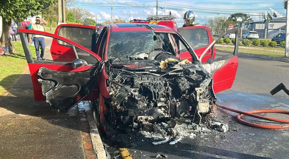 Peugeot pega fogo sozinho e é destruído pelas chamas