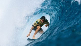 Yago Dora é campeão mundial de surfe profissional