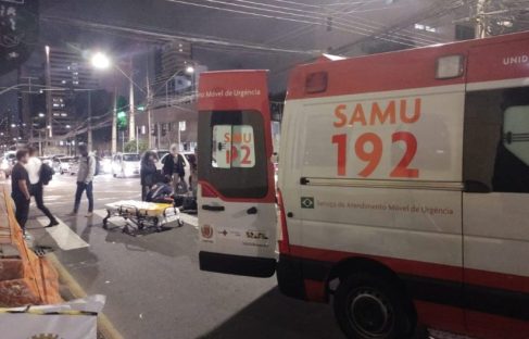 Idoso sofre fratura exposta ao ser atropelado por motoboy na Visconde de Guarapuava