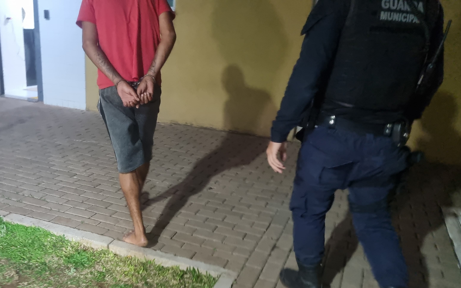Homem com mandado de prisão é detido pela GM em pátio de igreja no Presidente Homem com mandado de prisão é detido pela GM em pátio de igreja no Presidente