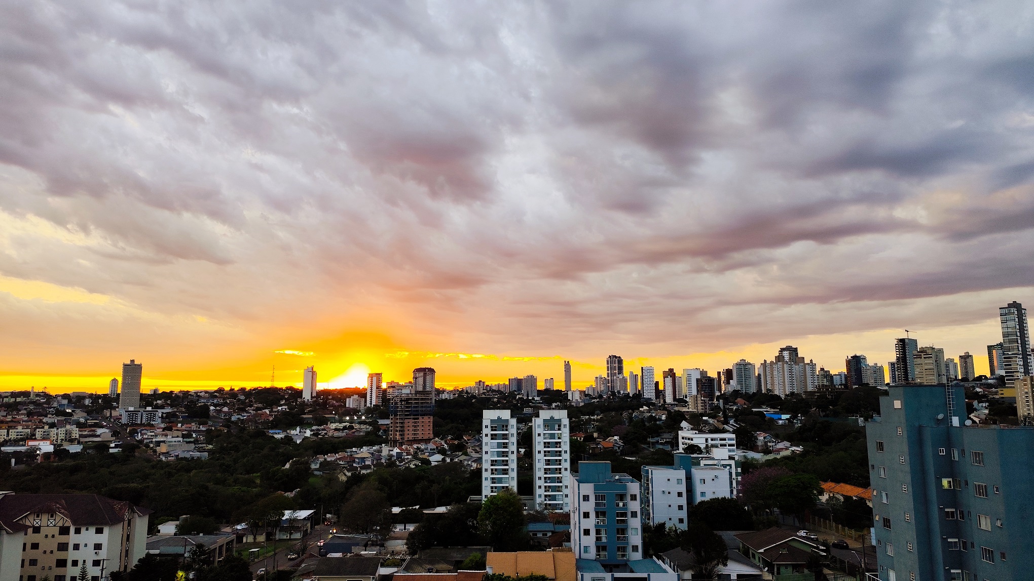 Cascavel terá sol, calor leve e muito vento Cascavel terá sol, calor leve e muito vento