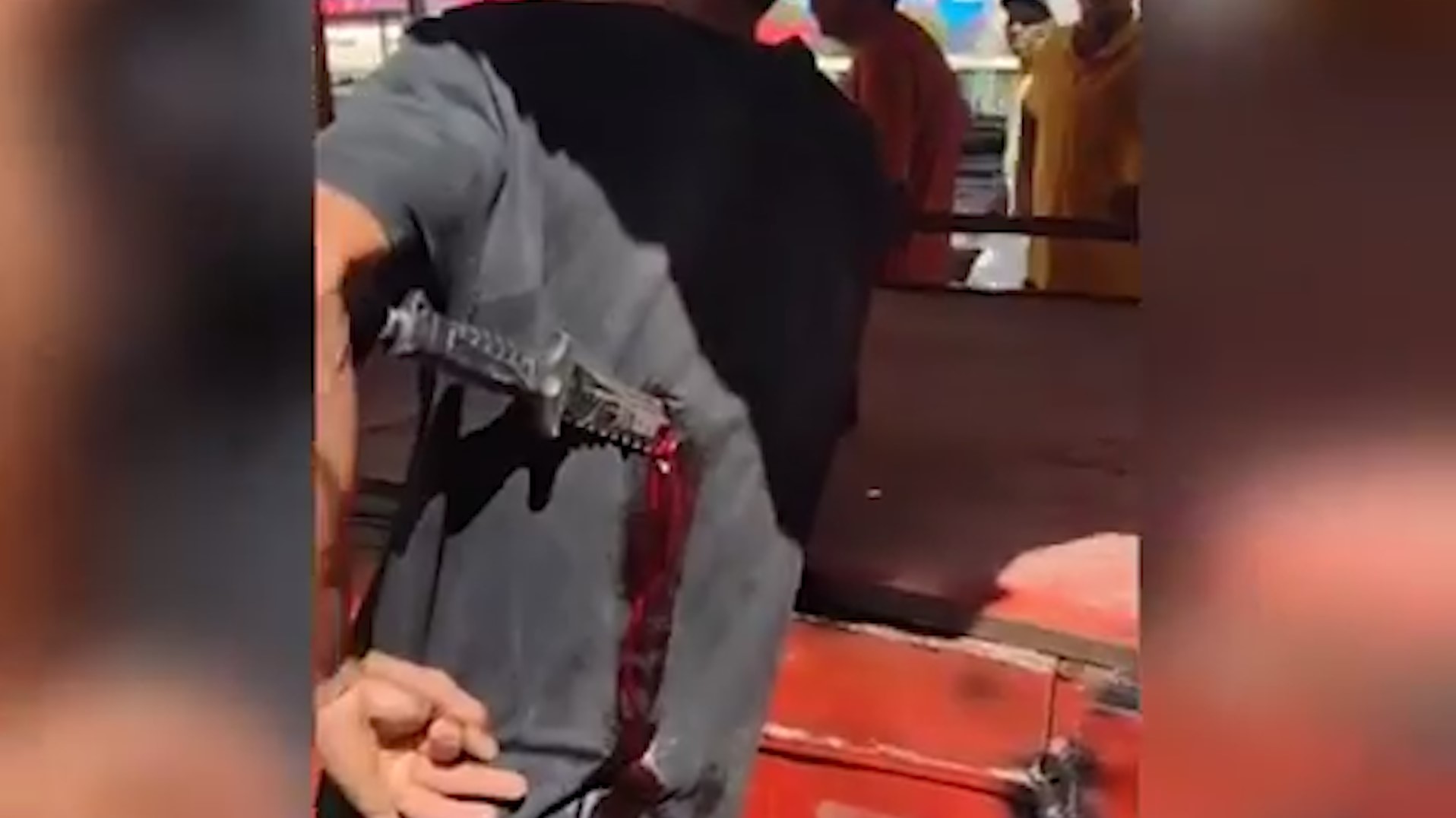 Homem fica com faca cravada nas costas após tentativa de homicídio Homem fica com faca cravada nas costas após tentativa de homicídio
