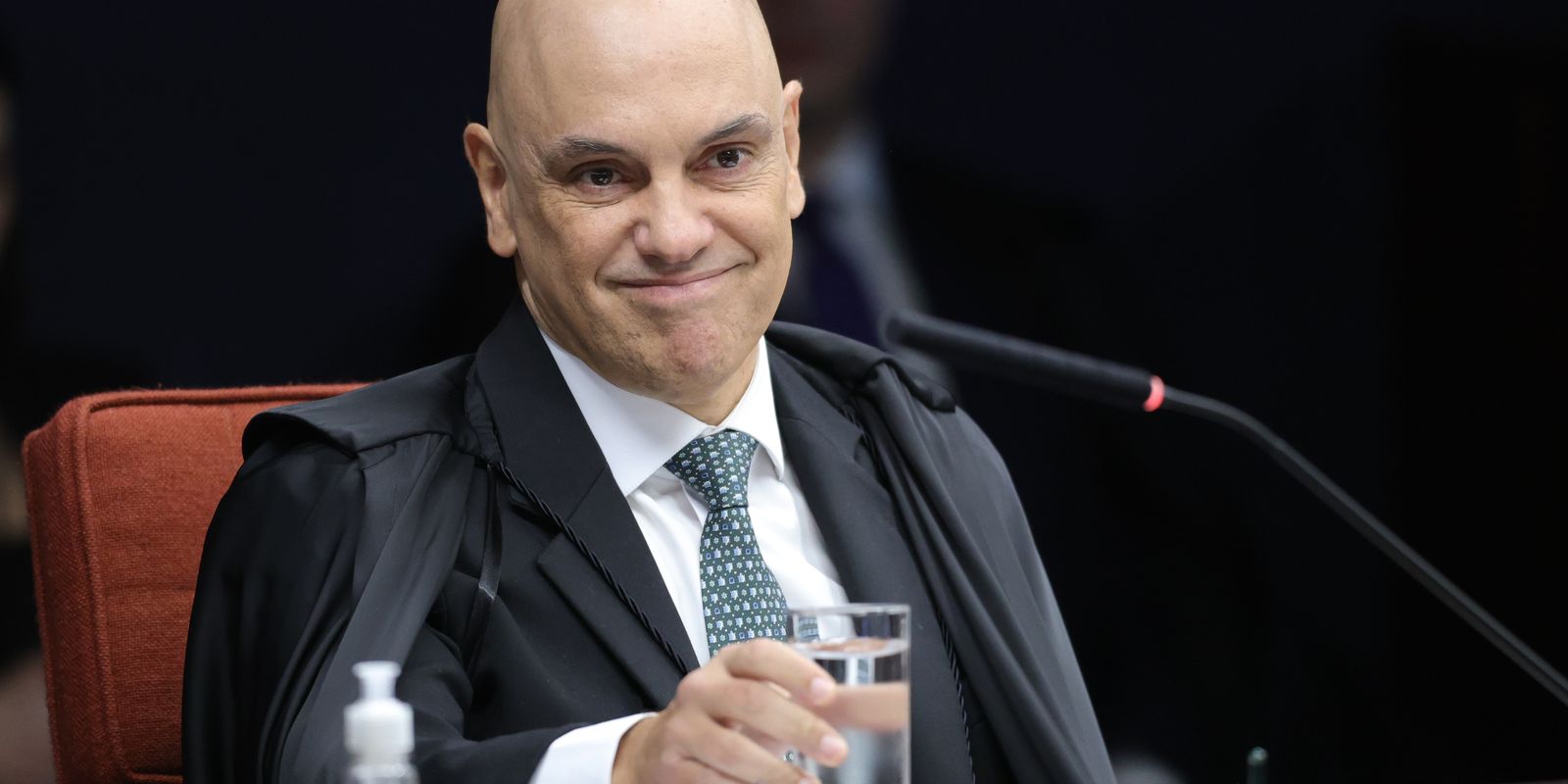 Moraes vota para condenar Bolsonaro e 7 corréus por tentativa de golpe Moraes vota para condenar Bolsonaro e 7 corréus por tentativa de golpe