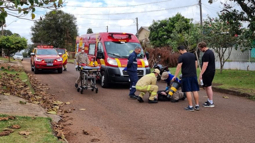 Homem de 21 anos passa mal e sofre queda de motocicleta no Jardim Clarito