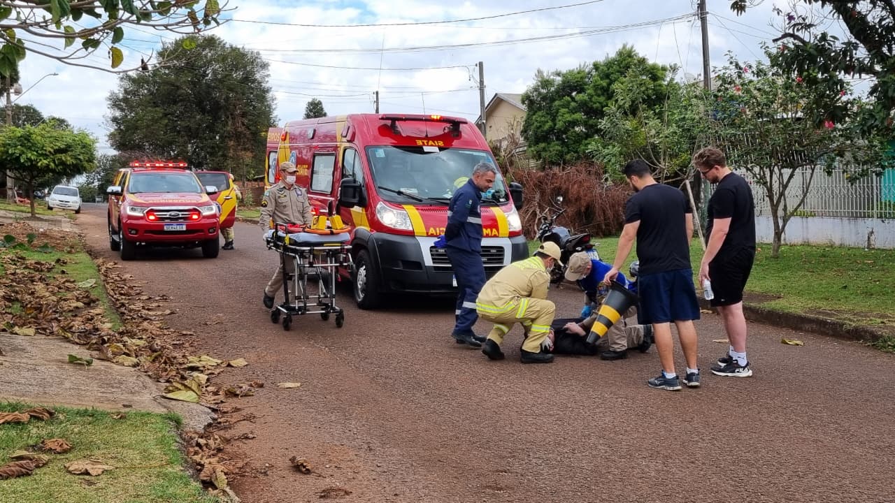 Homem de 21 anos passa mal e sofre queda de motocicleta no Jardim Clarito Homem de 21 anos passa mal e sofre queda de motocicleta no Jardim Clarito